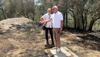 Incendio in contrada Diodato, Franz Caruso tra i residenti: «Era doveroso essere qui»