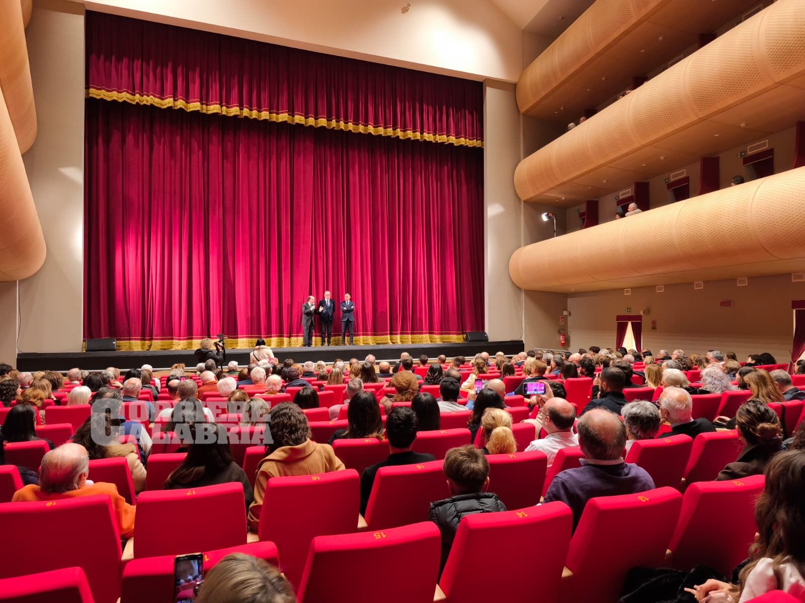 Teatro di Vibo, si alza il sipario: sold out e grande emozione per l’inaugurazione – FOTO