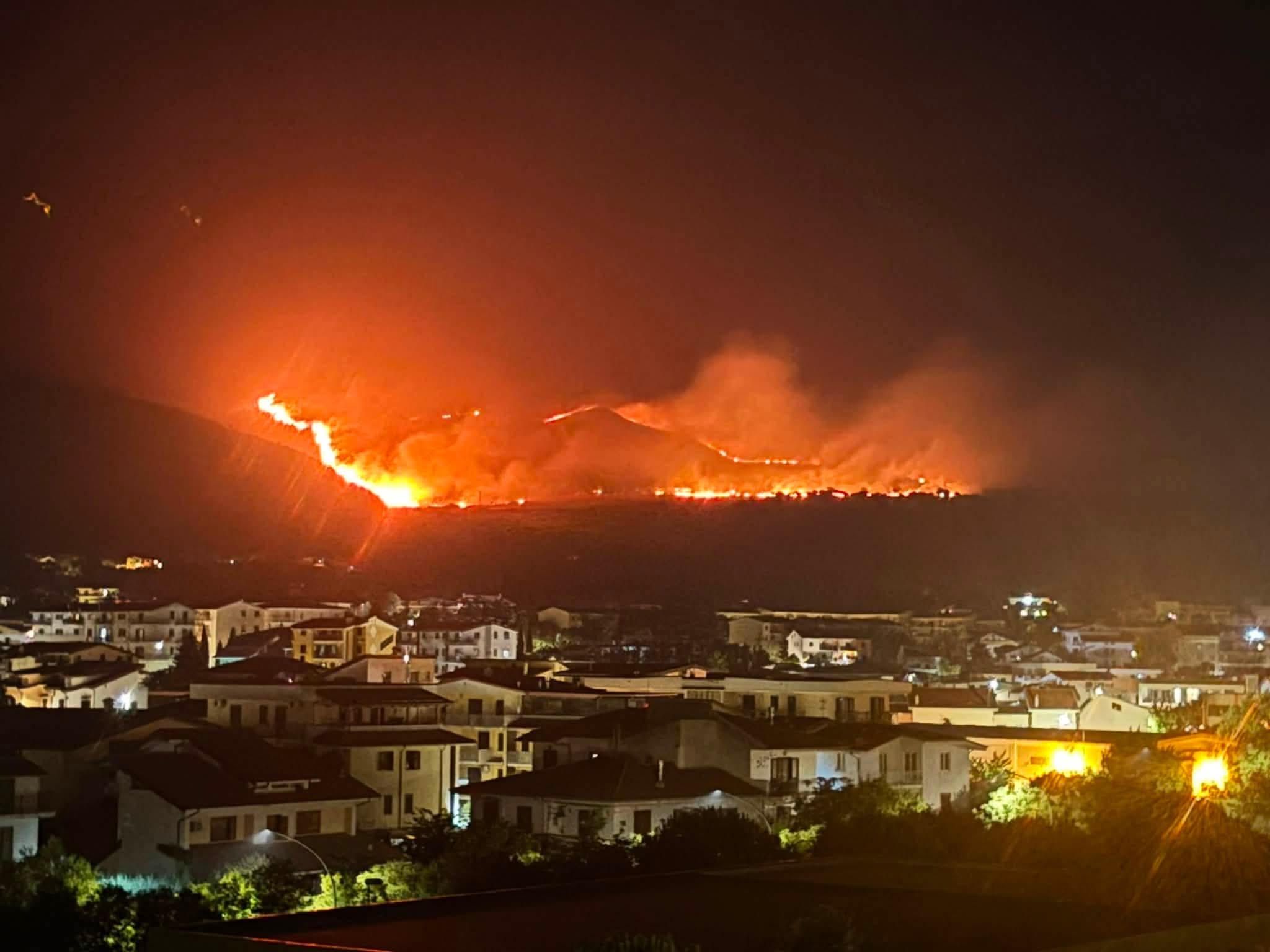 Fiamme nel Pollino: vasto incendio tra Morano, Castrovillari e Frascineto – VIDEO