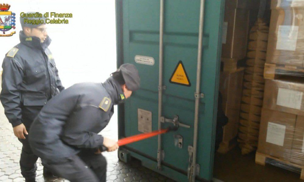 Droga in un container del caffè, sequestrata a Gioia coca per 11 milioni