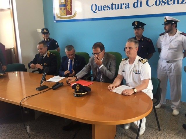 «Gli sbarchi dei migranti gestiti su Whatsapp» – VIDEO