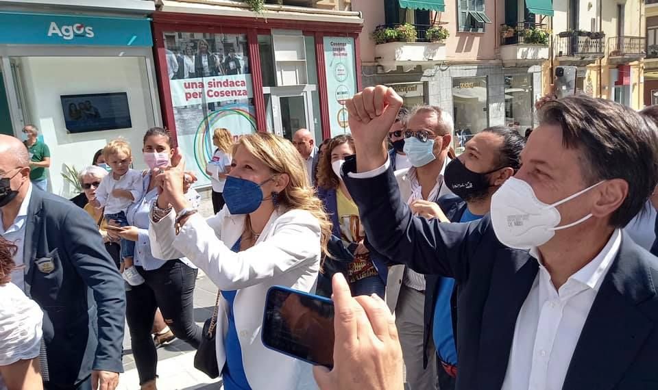 Fuoriprogramma di Conte a Cosenza, il leader del M5s a passeggio su Corso Mazzini – VIDEO