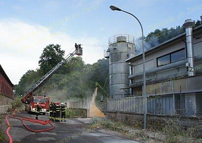 Cade nel silos della segatura, muore un operaio