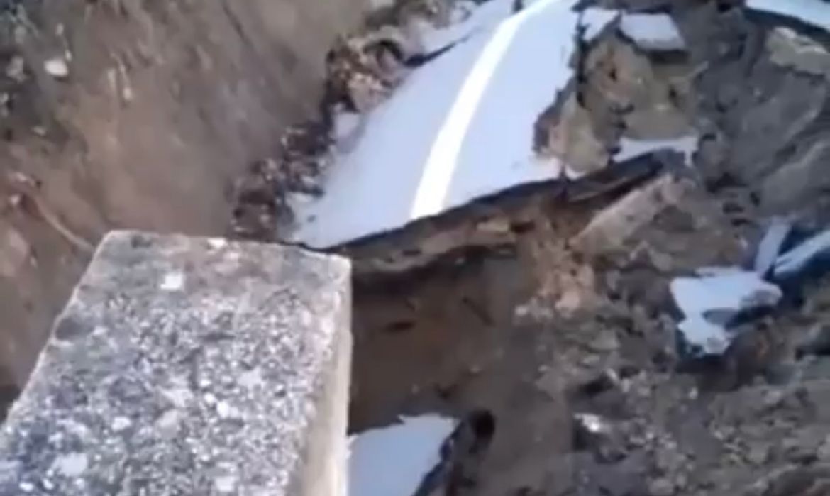 Crolla un tratto della Provinciale a Siderno, sfiorato il dramma – VIDEO