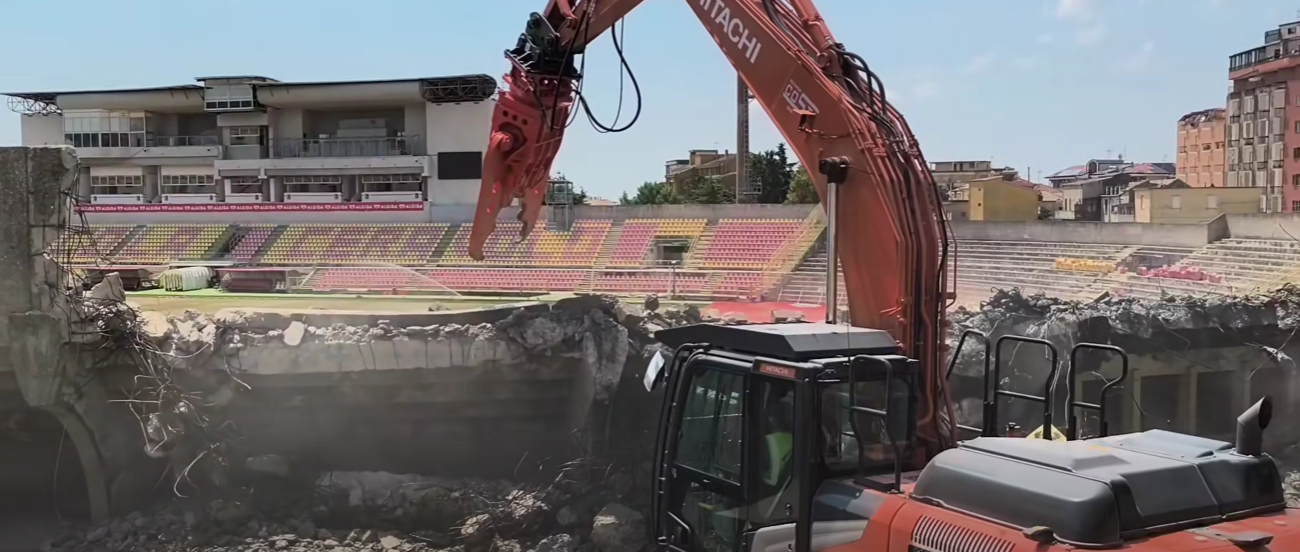 Catanzaro, demolita la storica Curva Capraro del “Ceravolo”: entra nel vivo la ristrutturazione