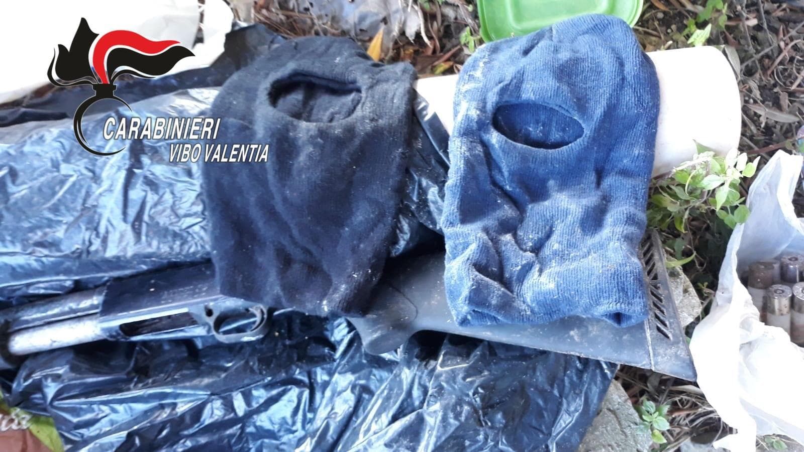 Armi, munizioni e bombe in un casolare. Scoperto arsenale nel Vibonese – VIDEO