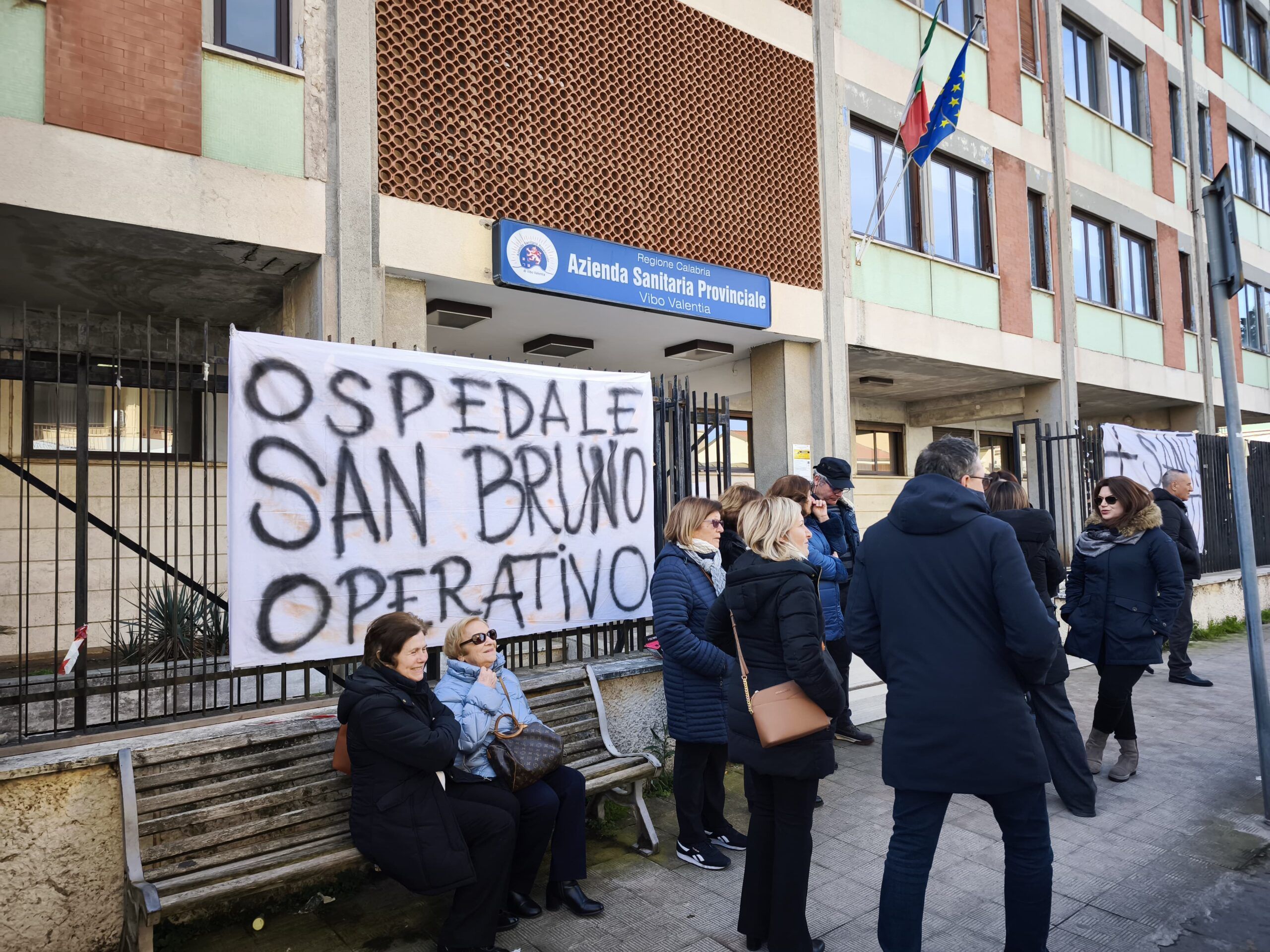 «L’ospedale di Serra San Bruno sia vivo e operativo». La protesta di sindaci e cittadini all’Asp di Vibo – FOTO