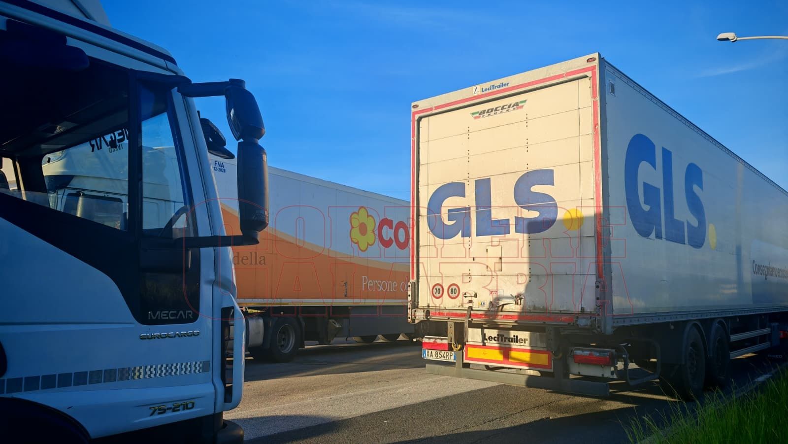 Protesta a Gizzeria, Tir fermi e accessi alla GLS bloccati. «Gli agricoltori aspettano ancora risposte» – FOTO E VIDEO