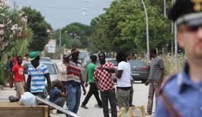 Sequestrano i dipendenti del centro, arrestati tre migranti