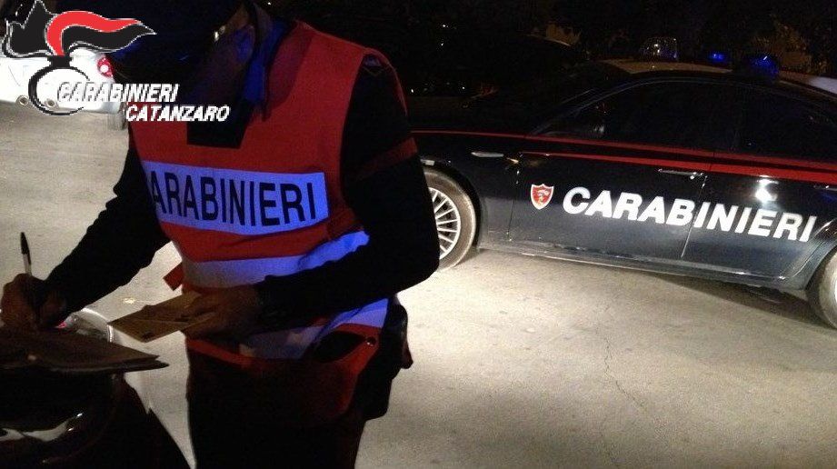 Sfonda un posto di blocco e travolge carabinieri, arrestato 22enne