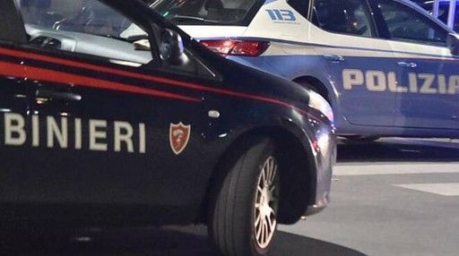 Sorprende i ladri nel cortile di casa: spara e ne uccide uno