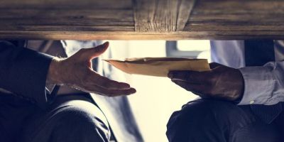 La pianificazione degli affidamenti e il nodo dei pagamenti: dal Filolao al Gravina, il sistema “Manica” nei licei