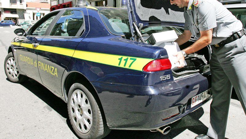 False fatture per avere fondi, denunciato imprenditore