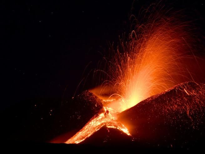 In Sicilia l’allerta per l’eruzione dell’Etna sale a «preallarme»