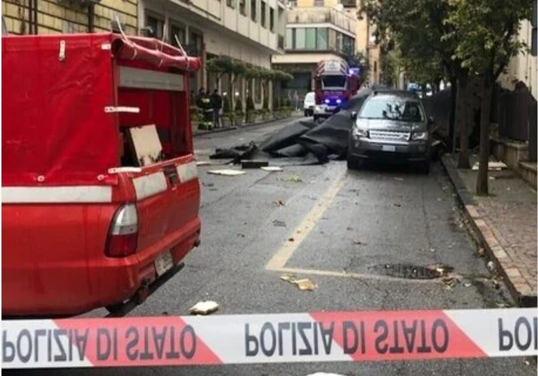 Tromba d’aria, divelto il tetto della Prefettura di Cosenza: due feriti