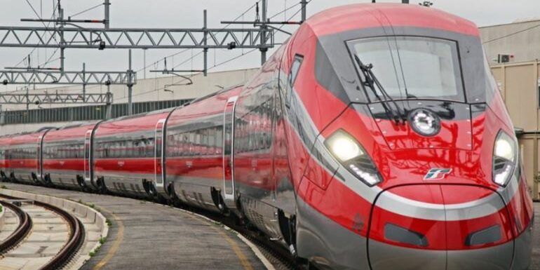 Il viaggio della speranza sul Frecciarossa: oltre tre ore di ritardo da Reggio a Milano