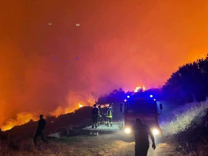 Emergenza incendi, situazione critica nel Reggino. Sono 59 i roghi attivi in Calabria