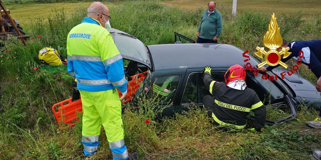 Cutro, un'auto con due anziani a bordo finisce fuoristrada