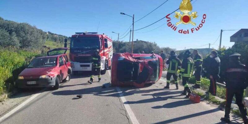 Scontro tra due auto a Monasterace. Tra i feriti anche una bimba di 9 anni