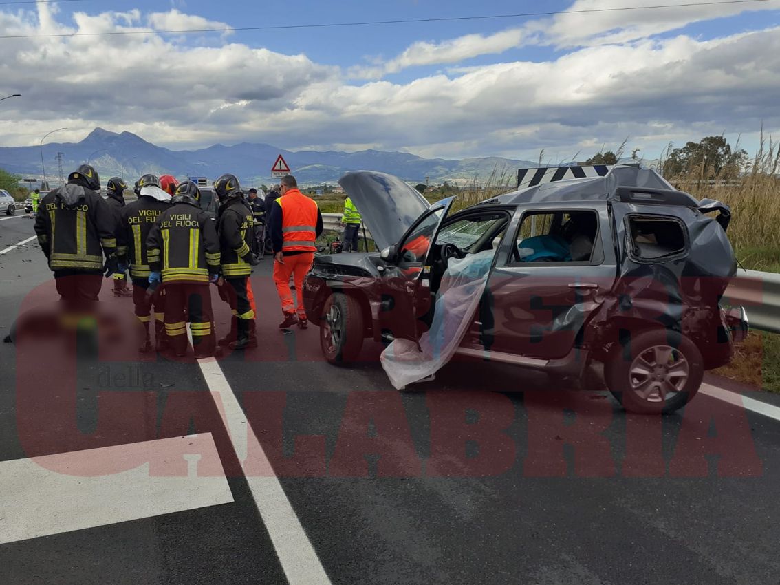 Domenica di sangue sulla statale 106, incidente stradale a Sibari: due morti – FOTO