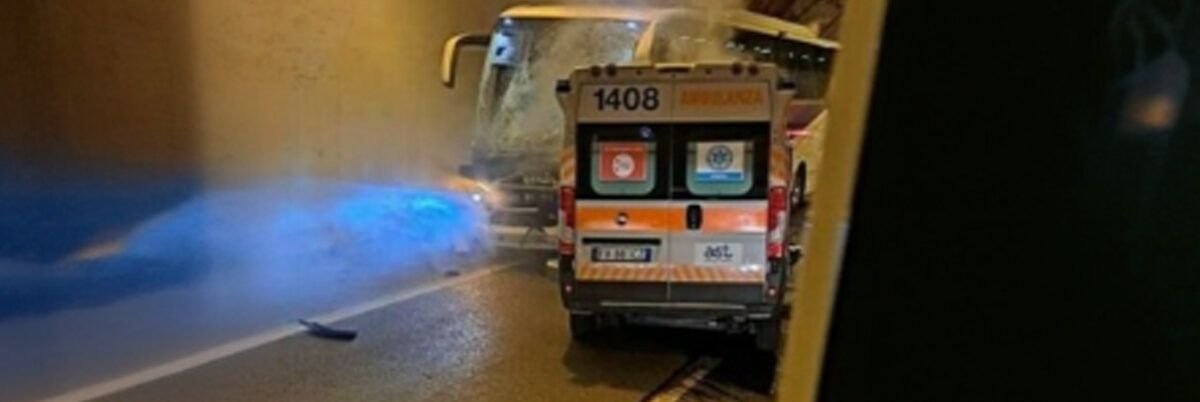 Ambulanza contro bus nelle Marche, morte 4 persone