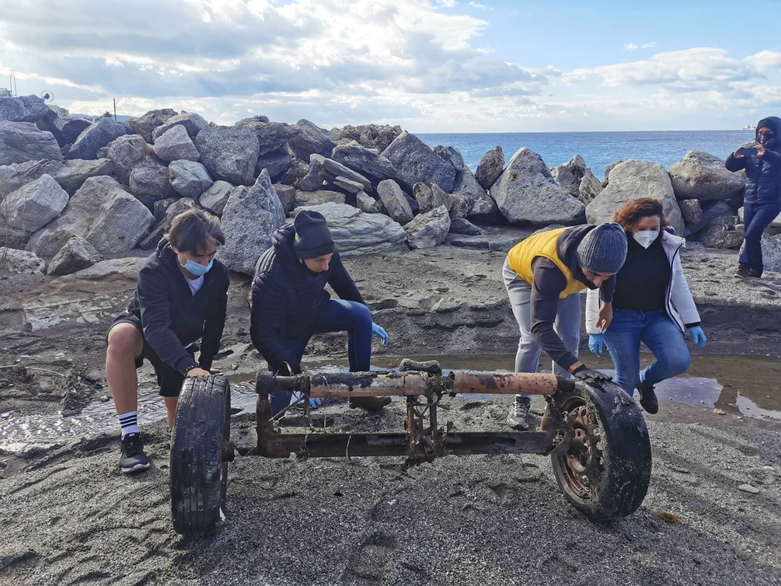 Reggio Calabria, Falcomatà e assessori ripuliscono la spiaggia