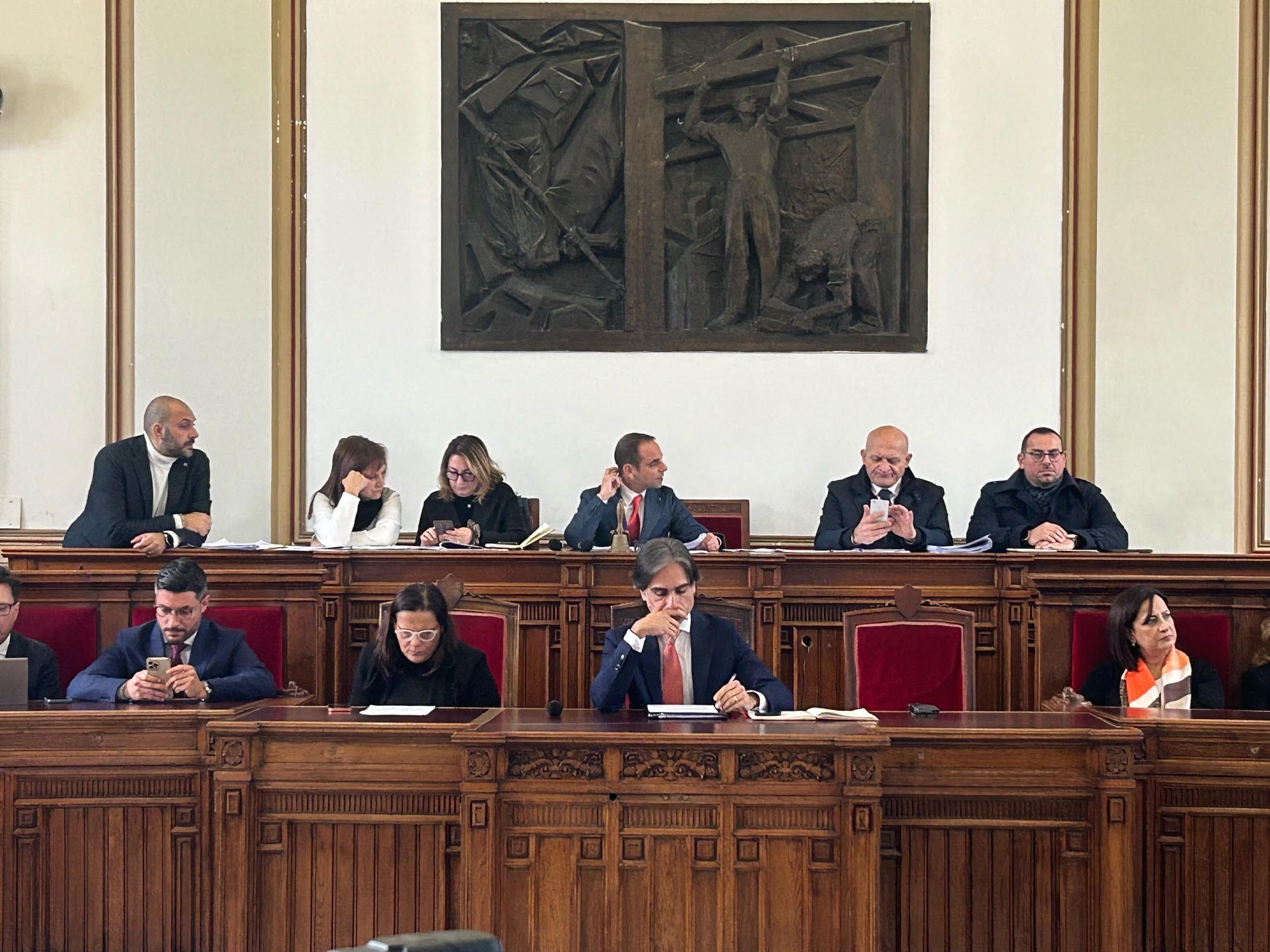 Reggio, non passa la mozione di sfiducia a Falcomatà. Opposizione all’attacco: «In città uno stato di degrado»