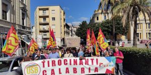 Tirocinanti in piazza a Catanzaro: «Siamo in mille ancora senza stabilizzazione, la lotta continua»