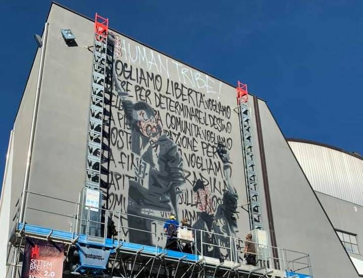 Il "black power" di Jorit sulle facciate del Palazzetto dello Sport di Rende
