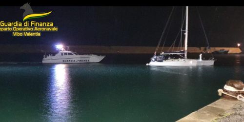 barca migranti crotone scafisti