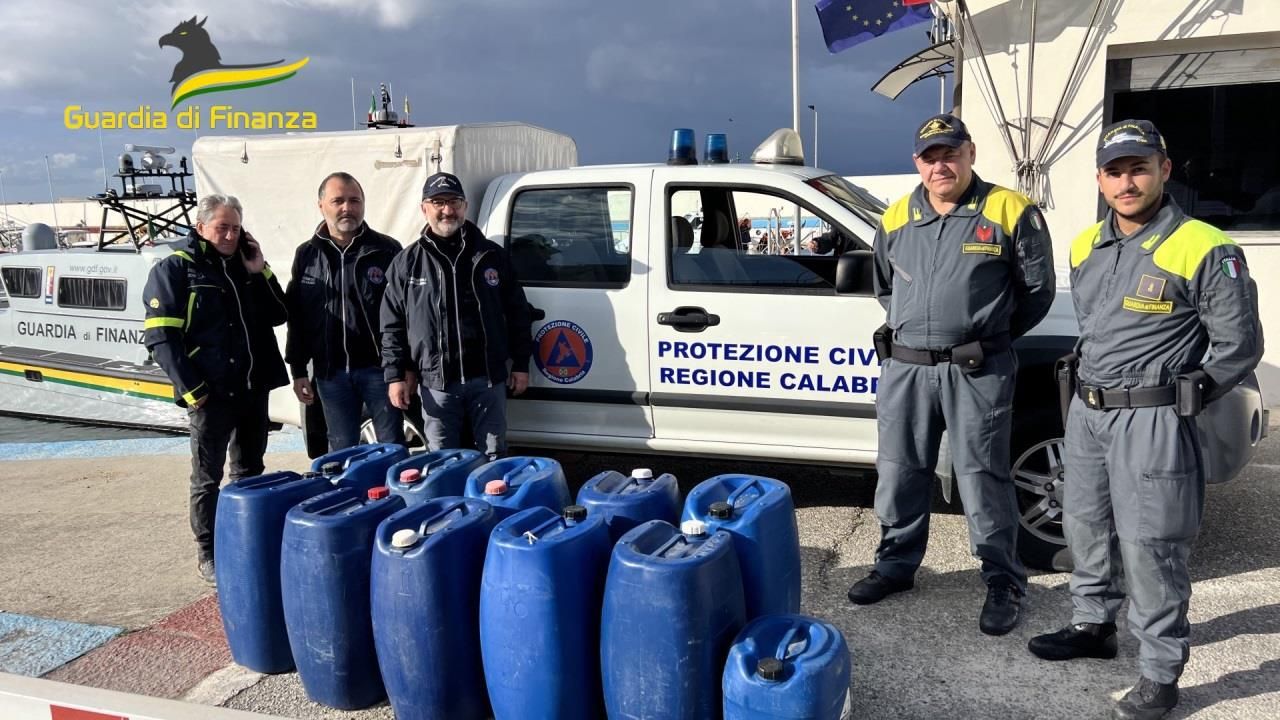 Alla protezione civile di Reggio donati 400 litri di benzina provenienti da imbarcazioni sequestrate