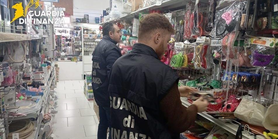 Blitz delle Fiamme Gialle nel cosentino, sequestrati 180 mila articoli di Carnevale non sicuri – VIDEO