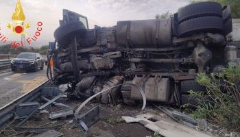 Camion si ribalta sull’A2, ferito il conducente