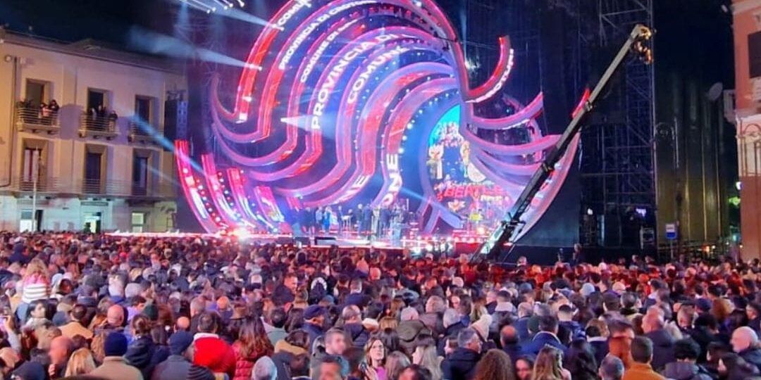 Il Capodanno Rai a Crotone, da Annalisa a Nino Frassica fino al ricordo di Rino Gaetano – FOTO