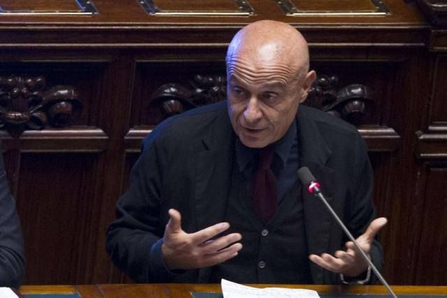 JONNY | Minniti: «Avviate le ispezioni nel Cara di Isola»
