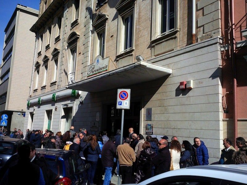 Crotone, doppia protesta dei lavoratori