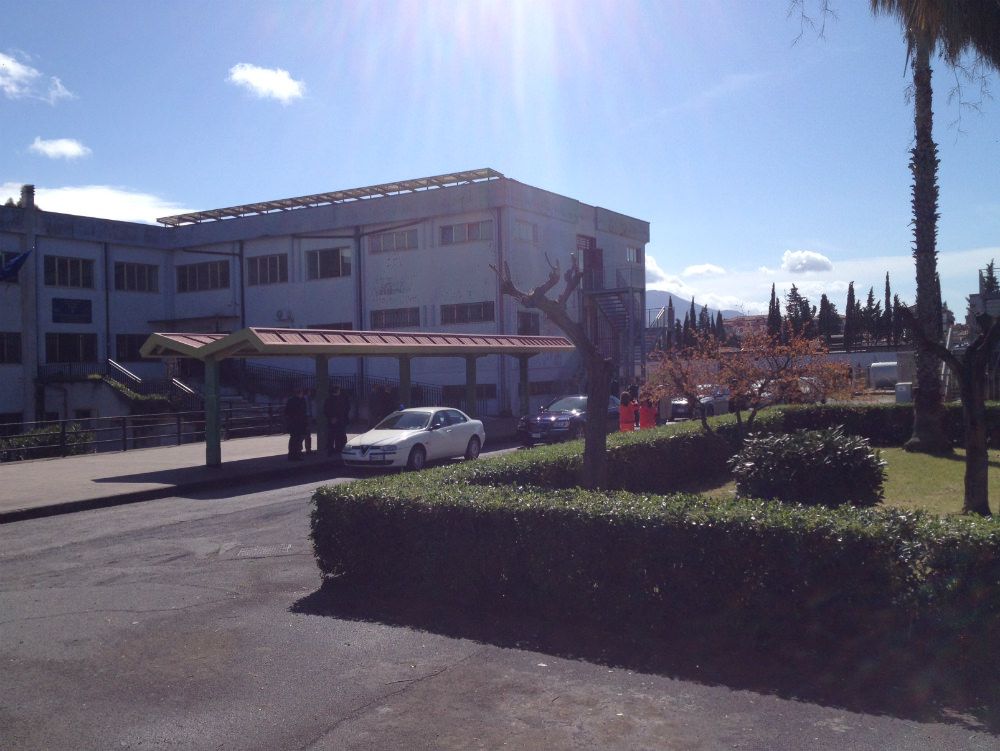 RENZI IN CALABRIA | Le proteste davanti alla scuola