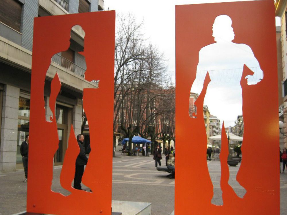 Una passeggiata tra statue e vetrine