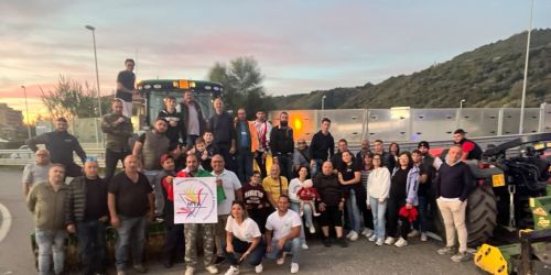 Calabria, dai trattori ai Tir: scattano 5 giorni di proteste e blocchi. Rifornimenti a rischio. Prima “chiamata a raccolta” allo svincolo dell’A2 a Falerna