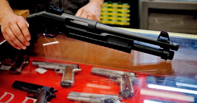 Le armi nel passeggino e gli agganci all’ufficio postale per i traffici. Mantella “racconta” il clan Anello