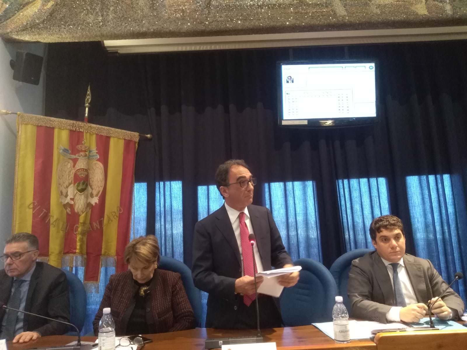 Abramo, la (nuova) giunta e il consigliere "assenteista": tutti salvi in consiglio comunale