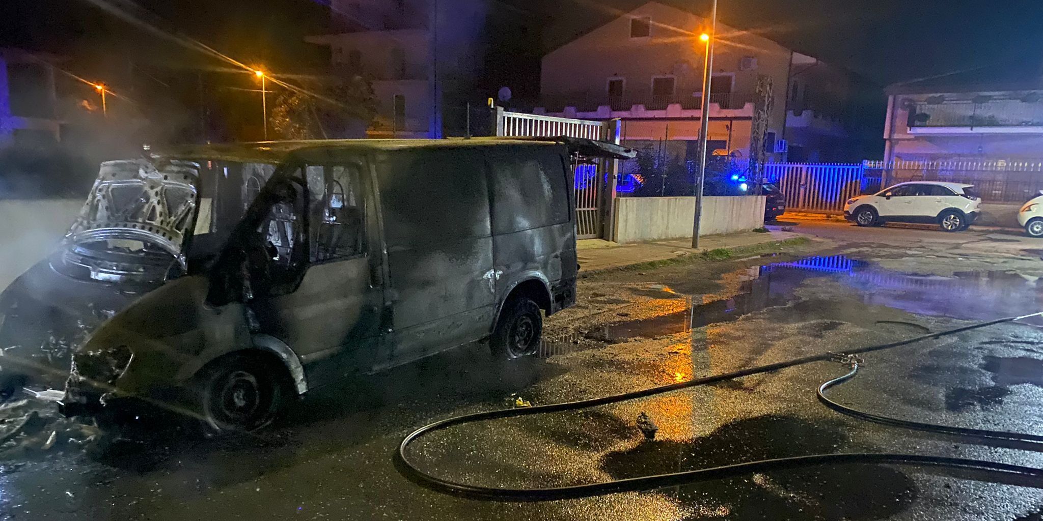 Corigliano Rossano, ennesimo atto intimidatorio. Bruciato furgone