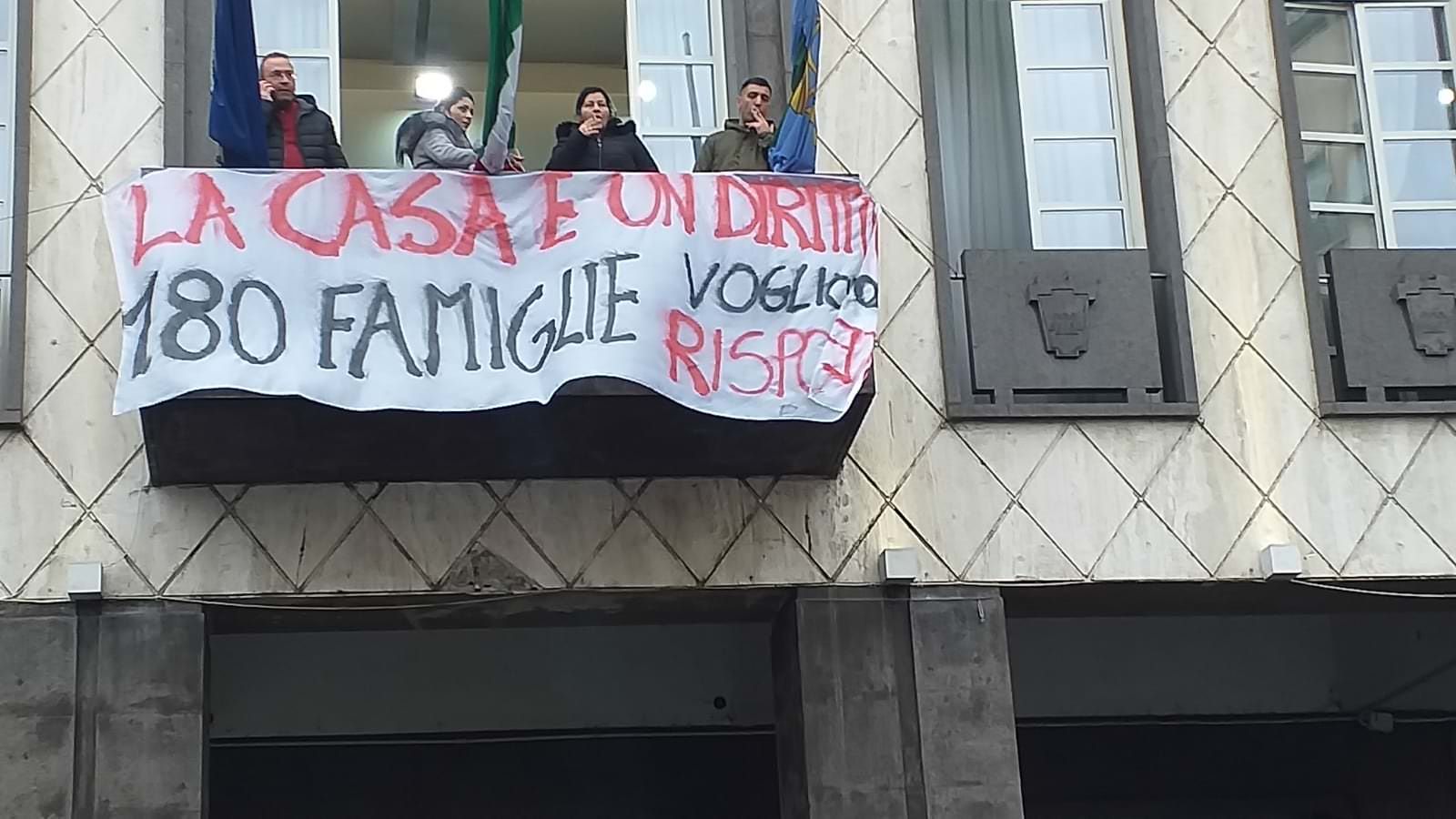 Emergenza casa, le famiglie occupano il comune di Cosenza