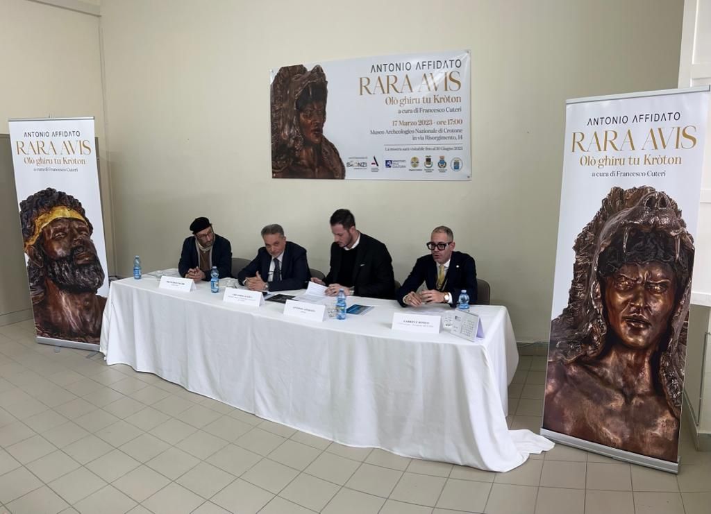 L’orafo-scultore Antonio Affidato presenta “Rara Avis-Olò ghiru tu Kròton” – VIDEO