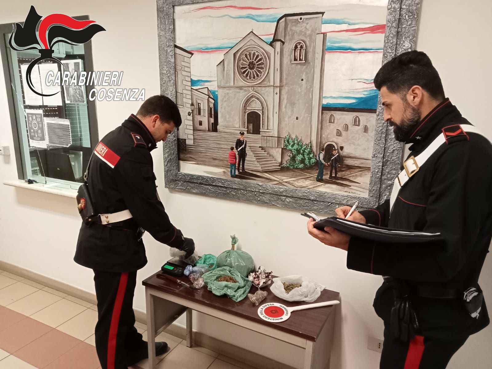 Marijuana e hashish sparsi in tutta casa: arrestato 39enne ad Altomonte