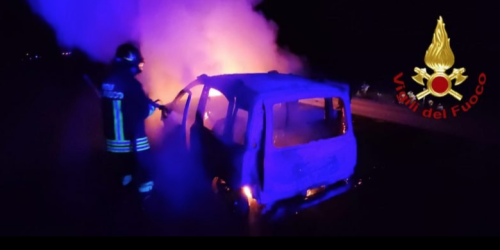 Auto in fiamme sulla statale 107 nel Crotonese