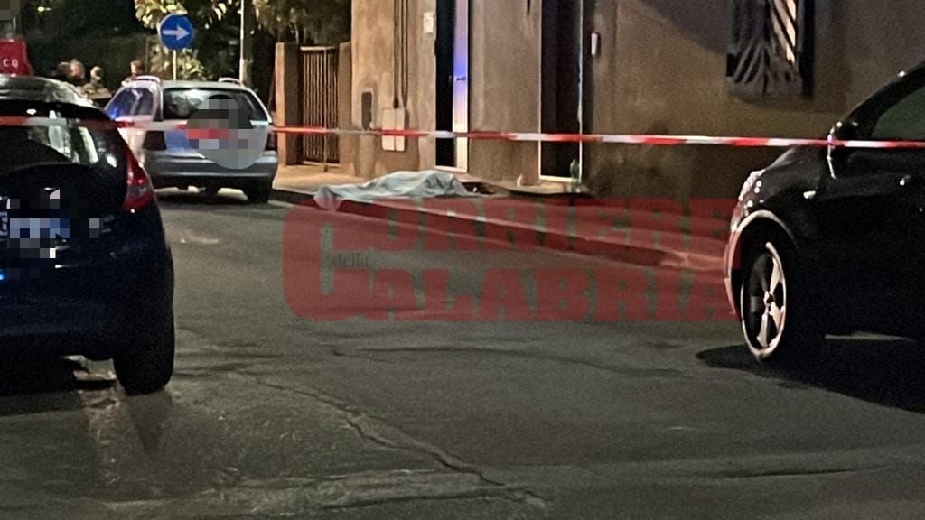 Agguato a Corigliano Rossano, ucciso un 57enne davanti casa – VIDEO
