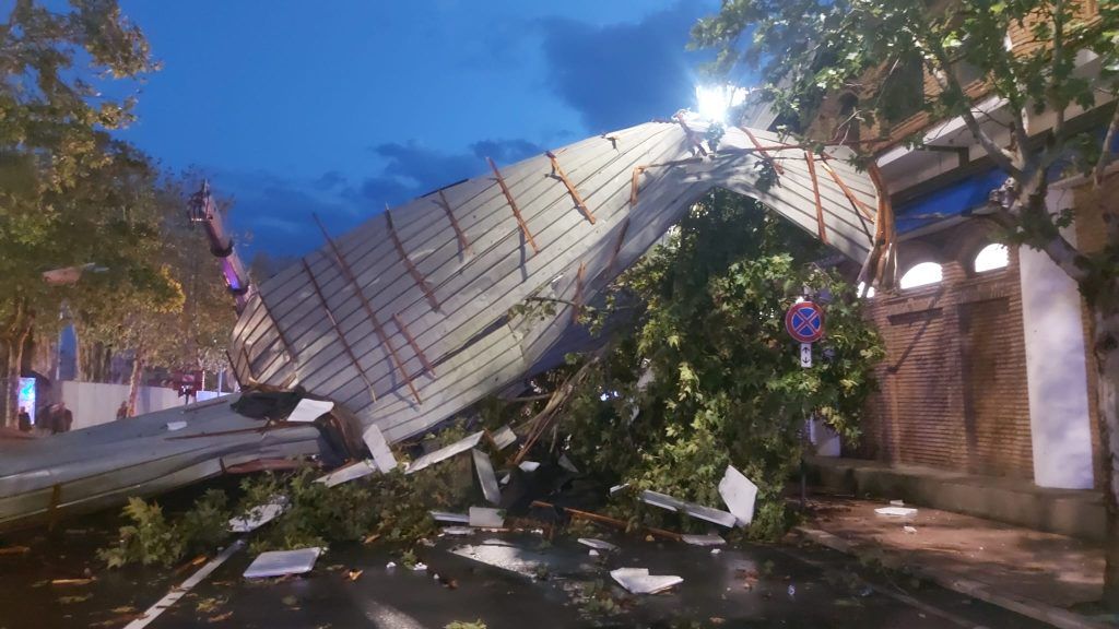 Tromba d’aria a Crotone, danneggiate attività commerciali – VIDEO E FOTO