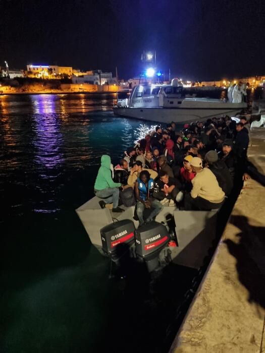 Migranti, ancora emergenza sbarchi: trasferimenti anche a Reggio Calabria