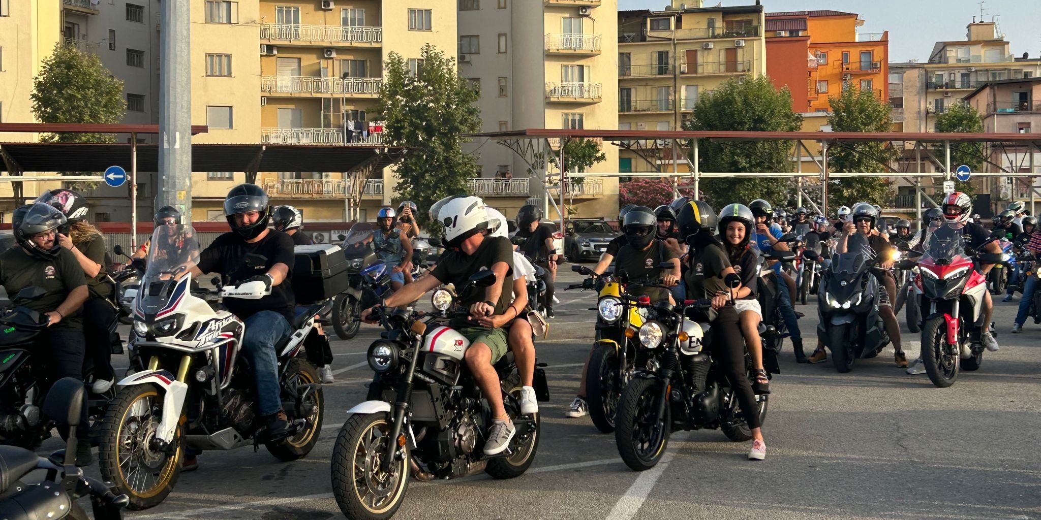 Oltre 100 motociclisti (non solo calabresi) sul lungomare di Crotone – FOTO